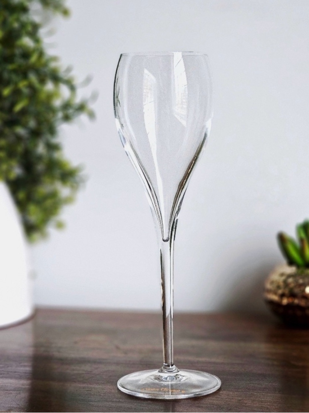 🏆 RARE VEUVE CLICQUOT TULIPS 🏆
Crystal Stemware | Signature Base Set of 2